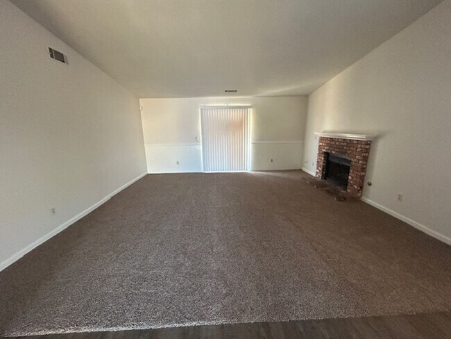 Foto del edificio - 3 bedroom 2 bathroom home in SW Visalia