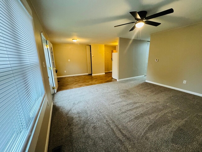 Building Photo - 390 Burdel Dr