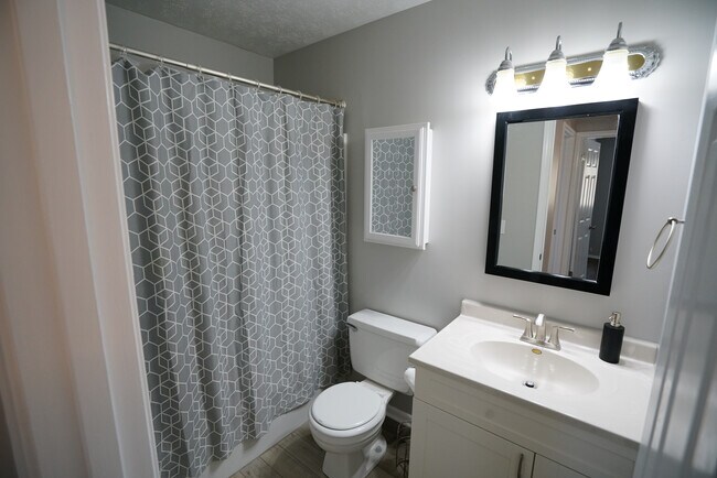 Full Bath - 9518 Maple St