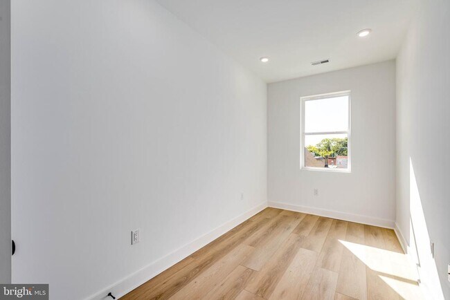 Foto del edificio - 1221 W Lehigh Ave