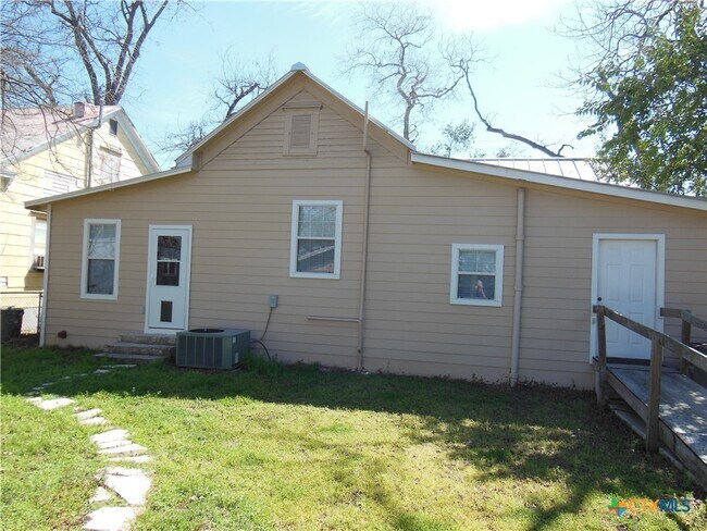 Building Photo - 824 W Mill St