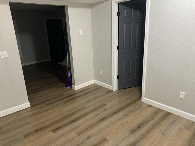Building Photo - Long Term - 12 Month Lease! Available Now! 2 Bed/1.5 Bath Two Story Townhouse Osage Beach