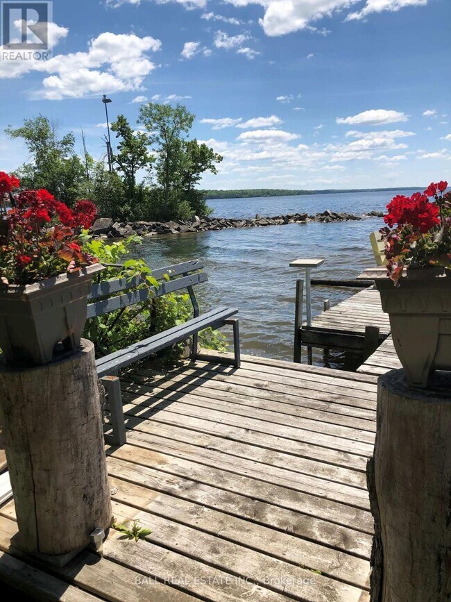 Photo du bâtiment - 293 Riverside Dr