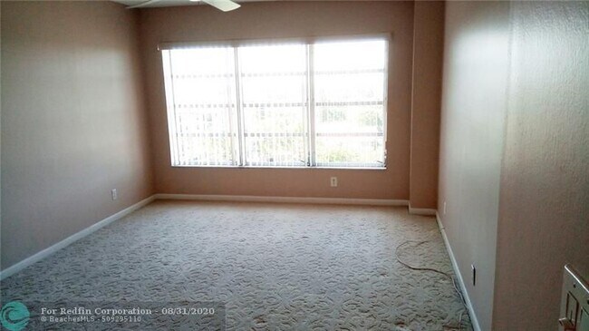 Large Master bedroom-New blinds - 10777 W Sample Rd