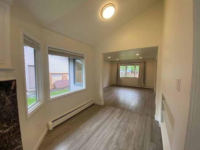 Building Photo - A 3 bed, 2.5 bath home that has been meticulously well kept!