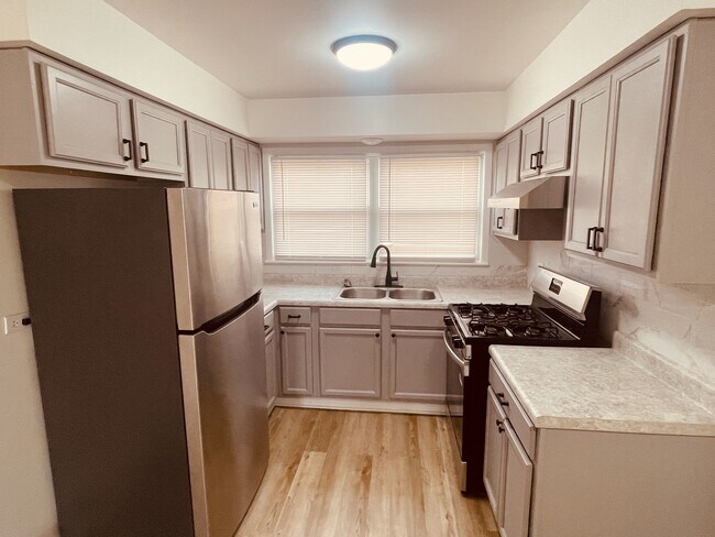 Building Photo - 8921 S Cottage Grove Ave