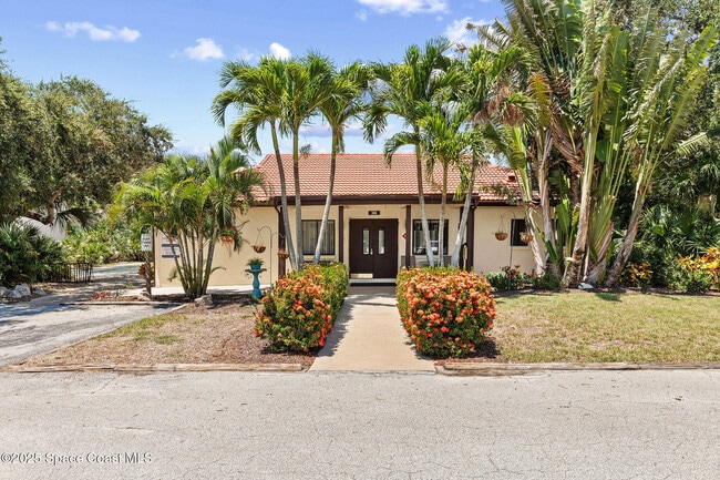 Foto del edificio - 8701 Camelia Ct