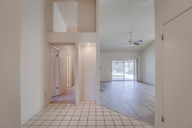 Foto del edificio - Spacious Home in SW Bakersfield!