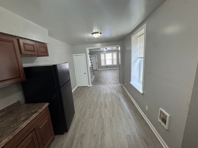 Building Photo - 2 bedroom 1 bath w/ an additional room