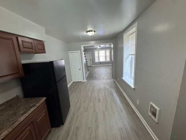 Foto del edificio - 2 bedroom 1 bath w/ an additional room