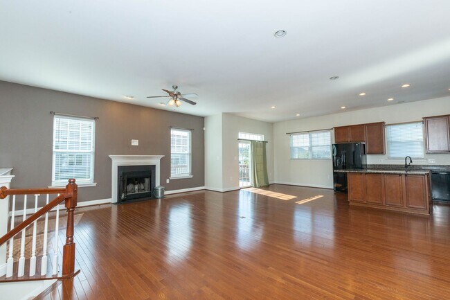Foto del edificio - 4 bed, 3 bath Single Family Home in Charle...