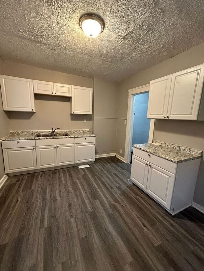 Building Photo - Charming 3-Bedroom Home with Great Space /...
