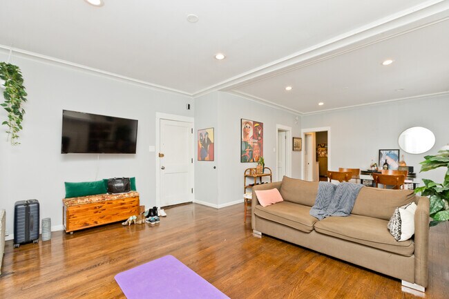 Building Photo - 3557 W Wrightwood Ave