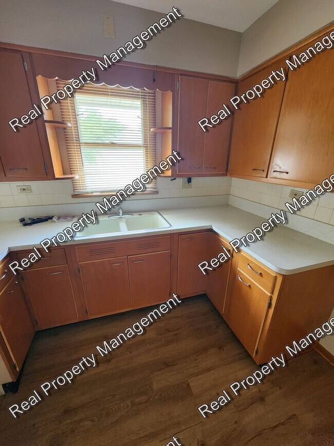 Building Photo - Three Bedroom Ranch