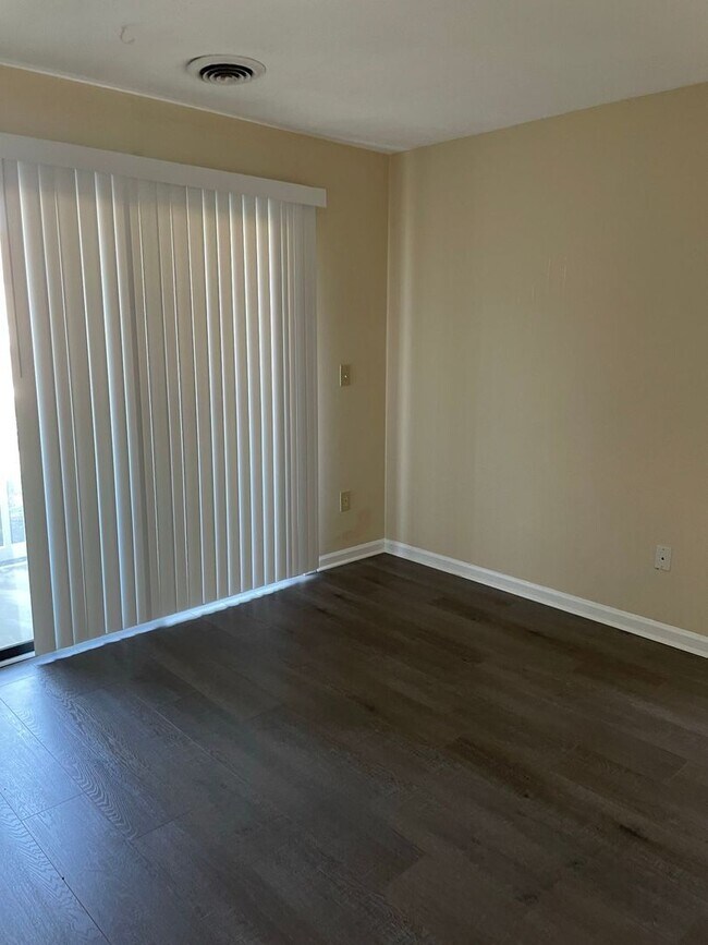 Building Photo - Nice 1 bedroom/1 bath unfurnished first fl...