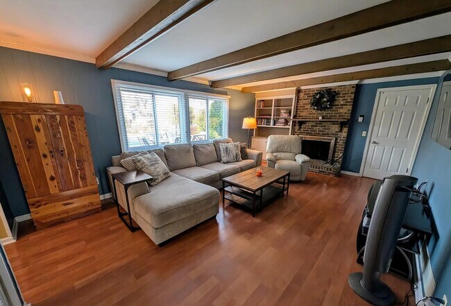 Building Photo - 3749 Dewlawn Dr