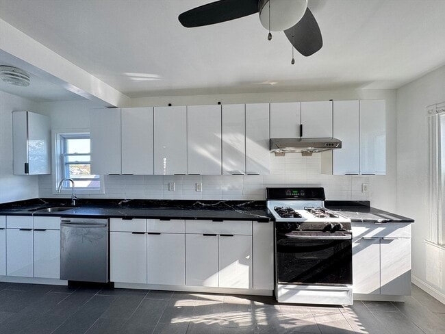 Building Photo - 33 Hollis Ave