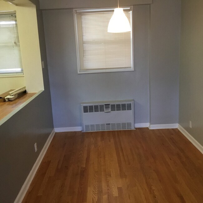 Área de comedor con acceso abierto a la cocina. - 444 Bedford St