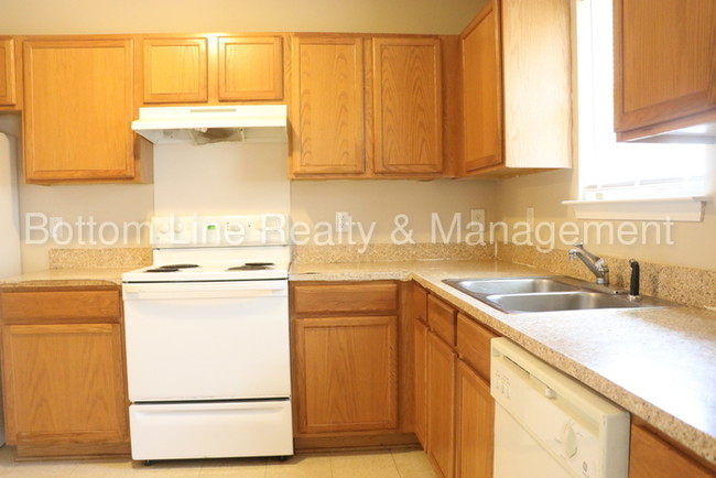 Building Photo - Large Family Home Now Available!