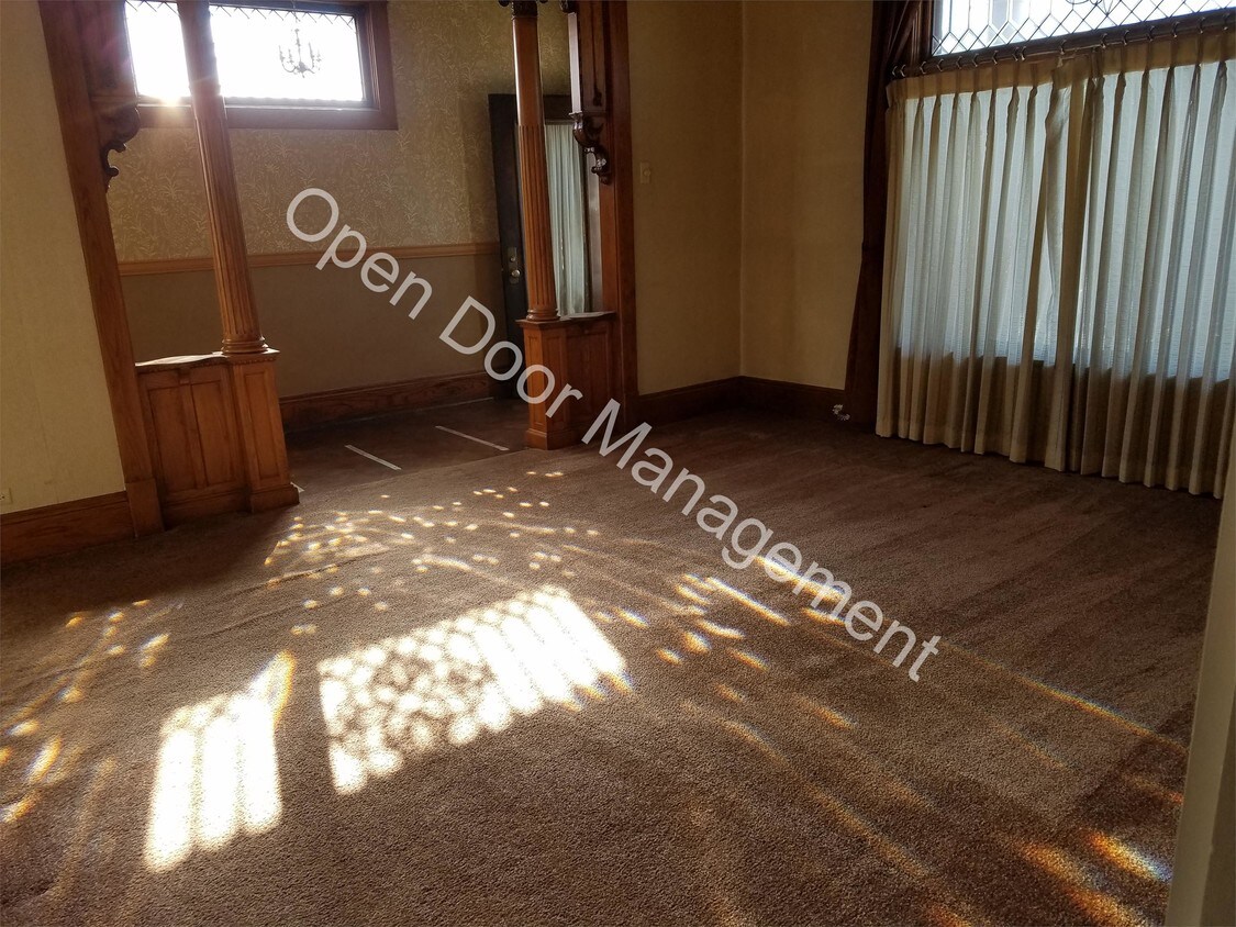 Photo - 725 W Park St