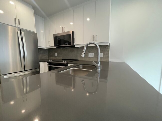 Building Photo - Stunning 1 Bed Condo!