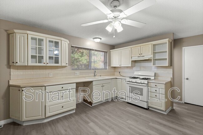 Foto del edificio - 695 Charvel Dr