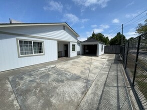 Building Photo - 4029 Walnut Dr