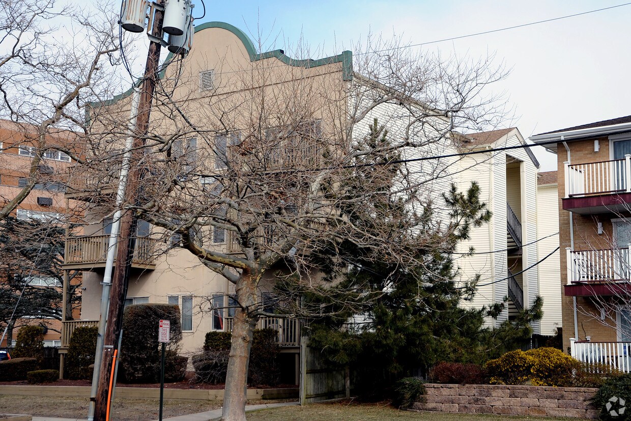 Building Photo - 309 Sunset Ave