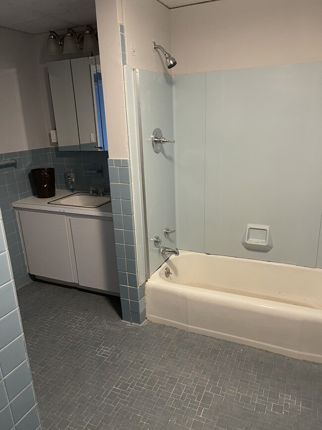 Building Photo - 946 Clay Ave
