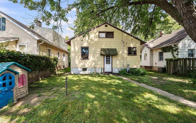 Foto del edificio - Spacious 2-Bedroom with 2 Car Garage in Rock Island!