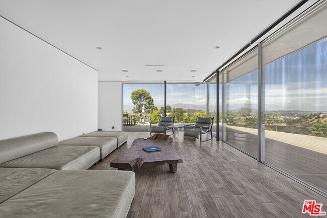 Foto del edificio - 9012 Crescent Dr