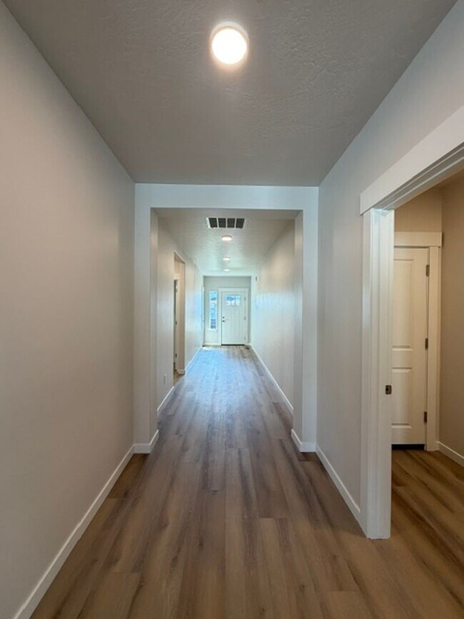 Foto del edificio - 421 Needlegrass Ln