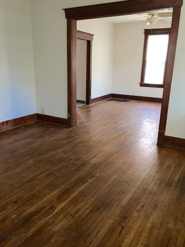 Building Photo - 605 S Elm St
