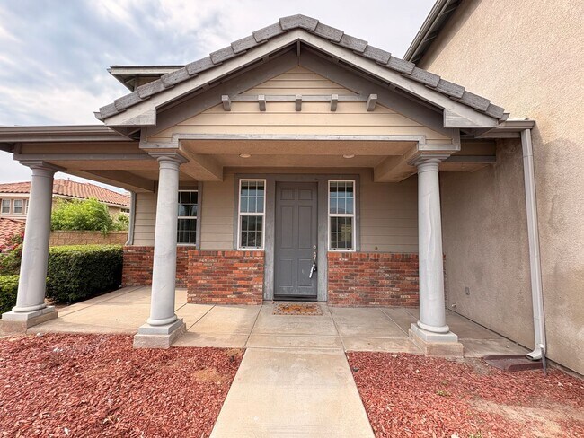 Building Photo - Beautiful 5-Bed, 4-Bath Home with Fireplac...