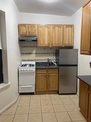 Building Photo - 252 E 89th St