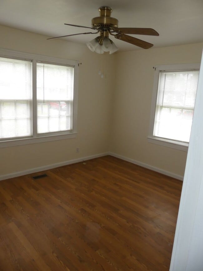 Foto del edificio - 100 Lodge Rd