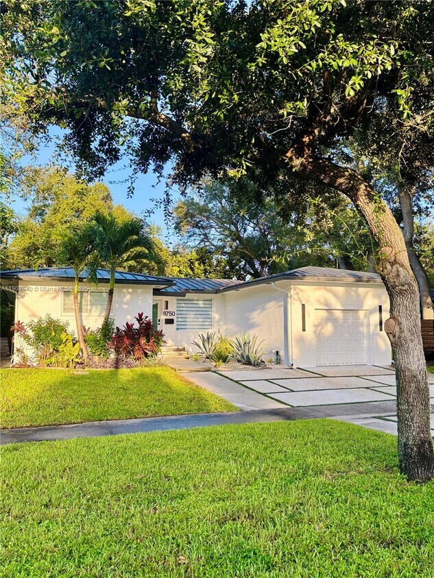 Foto principal - 330 NE 88th St