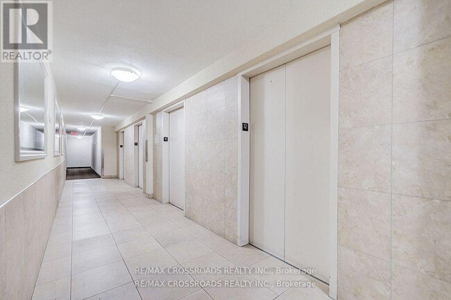 Photo du bâtiment - 5 Massey Square