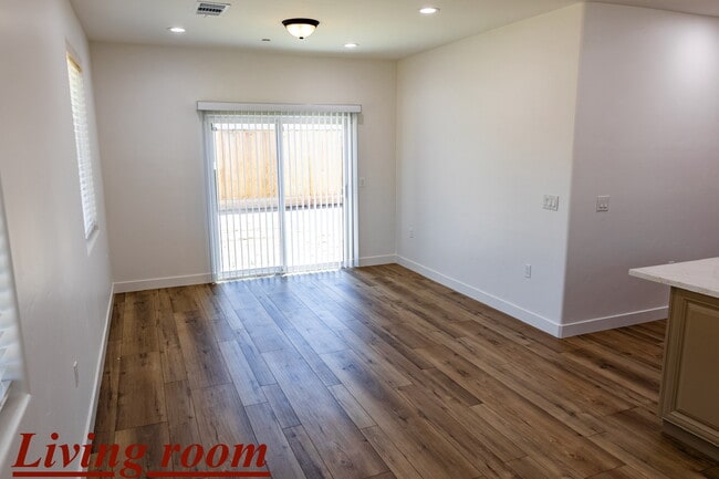 Foto del edificio - 590 Lincoln Ave