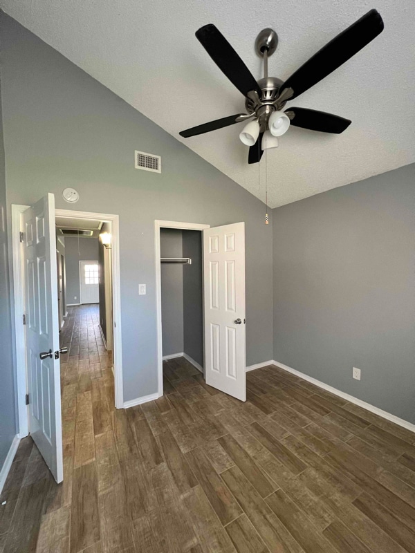 Foto del edificio - 2504 Liberty Ln