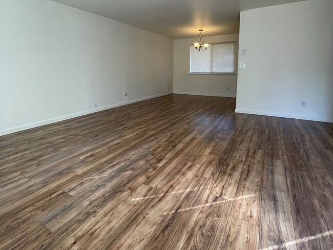 Building Photo - 2 Bedroom 1 bath Duplex in Tacoma with fen...