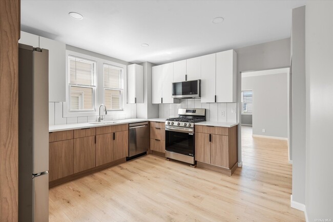 Building Photo - 62-76-76 60th Dr