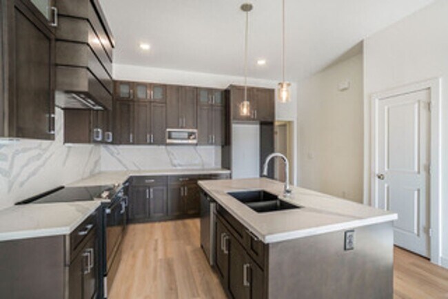 Building Photo - 3 bed 2 bath in Kansas City!