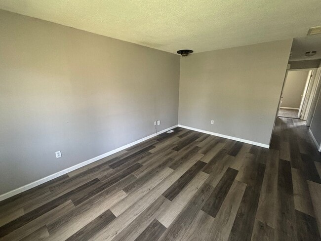 Building Photo - 3 Bedroom Home