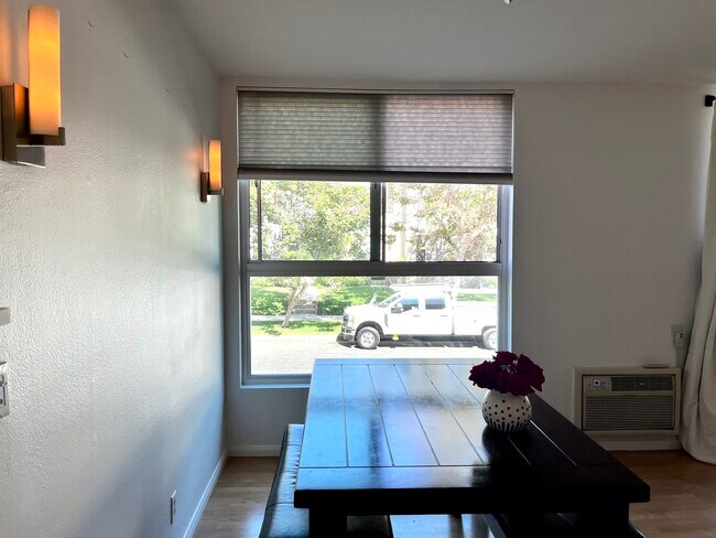 Foto del edificio - 525 N Sycamore Ave