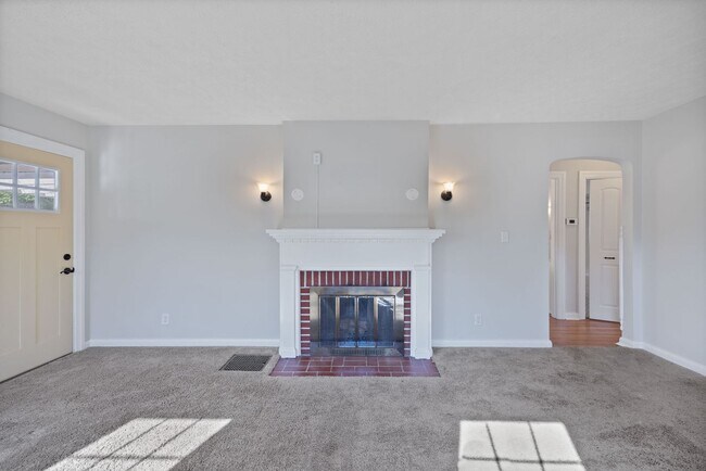 Foto del edificio - ANDERSON- Charming 4 bedroom 2 bath with f...