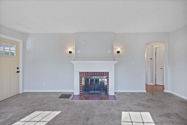 Building Photo - ANDERSON- Charming 4 bedroom 2 bath with fenced backyard