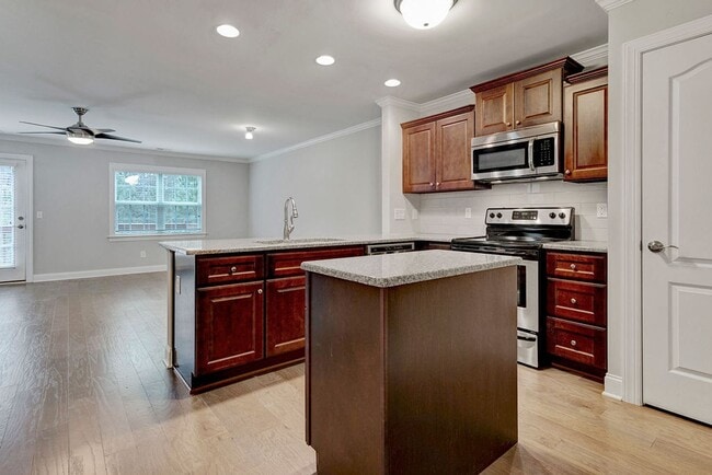 Building Photo - Perfect Location – Gorgeous 4BR/4BA Townho...
