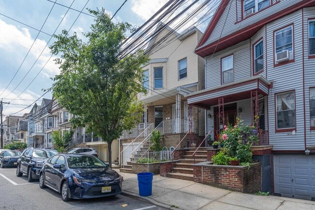 Building Photo - 61 46th St