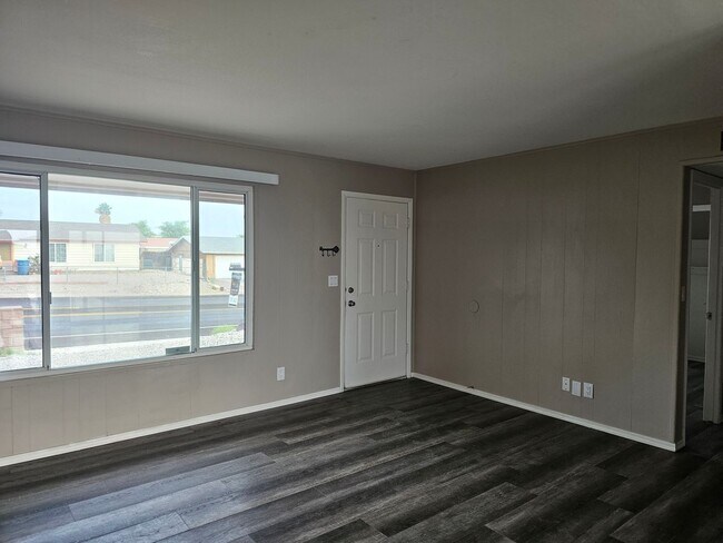 Foto del edificio - MOVE IN SPECIAL ONE MONTH FREE RENT!!Unfur...